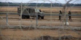 قوات الاحتلال تعتقل شابين عند حدود غزة