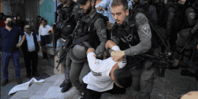 الاحتلال يعتقل شابين من القدس ويمدد اعتقال آخر