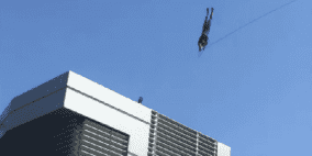 فيديو لحظة اصطدام الروبوت "سبايدرمان" بواجهة مبنى أثناء تحليقه