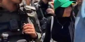 فيديو: الاحتلال يعتقل فتاة من باب العامود