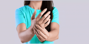 تنميل اليد اليمنى.. 8 أسباب تجعلك تذهب للطبيب فورًا