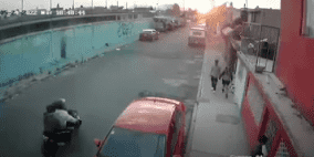 بالفيديو: شاب يهرب تاركا صديقته في الشارع لمواجهة اللصوص