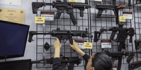 الكونغرس يقر مشروع قانون يضع ضوابط على حيازة الأسلحة