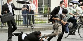 صور: إصابة رئيس الوزراء السابق لليابان إثر إطلاق نار وحالته حرجة