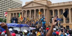 استقالة رئيس وزراء سريلانكا بعد اقتحام محتجين لمنزل الرئيس