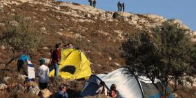 مستوطنون ينصبون خياما على أراضي المواطنين شرق الخليل 