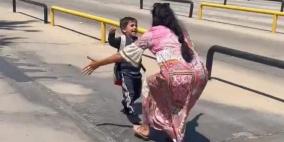 فيديو: مذيعة عربية تلتقي بابنها بعد اختطافه لمدة 20 يوما