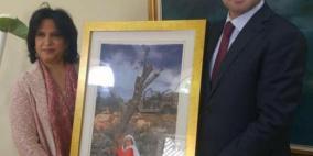 يد الشيخة مي آل خليفة النبيلة ...