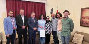 السفير دبور يستقبل الطالبة الفلسطينية المتفوقة لين القاسم