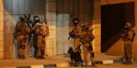 إصابة عاملين برصاص الاحتلال جنوب الخليل قبل اعتقالهما