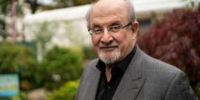 تفاصيل حالة الكاتب البريطاني سلمان رشدي بعد طعنه في نيويورك