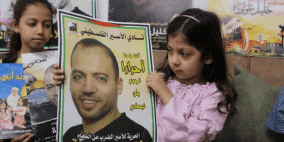 الاحتلال يمنع زوجة المعتقل العواودة المضرب عن الطعام من زيارته