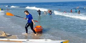 بالصور: وفد من الاتحاد الأوروبي يمارس رياضة التجديف على شاطئ بحر غزة
