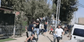 فيديو: مقدسيون يضربون مستوطنا أمام شرطة الاحتلال