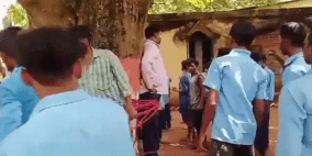 بالفيديو: طلاب يربطون معلمهم في الهند احتجاجا على تدني العلامات