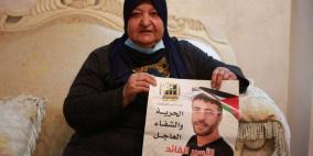 الاحتلال يمنع الأسير المريض أبو حميد من الاتصال بعائلته