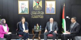 وزير الداخلية يلتقى مديرة برنامج الشرق الأوسط وشمال افريقيا في مركز جنيف