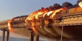حريق ضخم في جسر القرم وتعطل حركة المرور