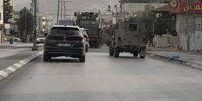 الاحتلال يغلق طرقا فرعية في بلدة حوارة بالسواتر الترابية