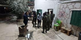صور: الاحتلال يغلق مركز الصمود والتحدي في تل الرميدة بالخليل