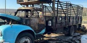 بالصور: مستوطنون يعتدون على مسن ويحرقون شاحنته غرب نابلس