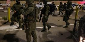 الاحتلال يعتدي على فتى ويعتقل شاب في القدس