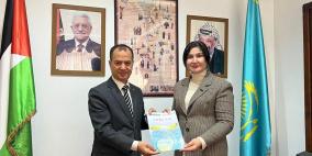 صحيفة كازاخستانية تخصص عدد كامل عن فلسطين وتكرم السفير أبو زيد
