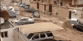 السعودية: سيول تغرق شوارع جدة وتتلف عددا هائلا من السيارات