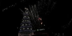 بالفيديو والصور: الاحتفال بإضاءة شجرة الميلاد في رام الله