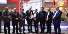  تكريم 58 شركة ومؤسسة تجارية وانتاجية وخدماتية لفوزها بجائزة استفتاء التميز والابداع 2022 