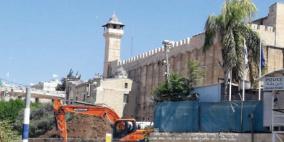 الاحتلال يواصل بناء المصعد الكهربائي التهويدي في المسجد الإبراهيمي