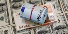 الدولار يتراجع بنحو 1% مقابل اليورو مع تباطؤ التضخم