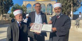 وزير المجاهدين الجزائري يهدي نسخة من المصحف الشريف إلى المسجد الأقصى