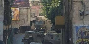 اعتقال مطارد.. الاحتلال يصيب العشرات خلال اقتحامه نابلس