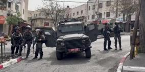 قوات الاحتلال تقتحم الخليل وتداهم مطبعة وعدة متاجر