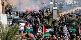 أمنستي: حظر رفع الأعلام الفلسطينية شرعنة للعنصرية