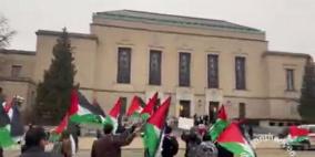 مظاهرة مؤيدة لفلسطين في جامعة ميشيغان خلال زيارة لنائبة الرئيس الأميركي 