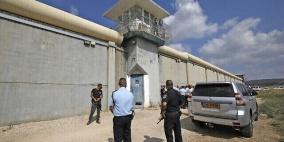 إدارة سجون الاحتلال تشرع بنقل 70 أسيراً من "مجدو" إلى "جلبوع"