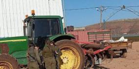 الاحتلال يحتجز جرارا زراعيا في الرأس الأحمر جنوب طوباس