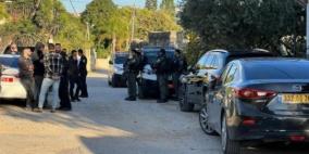 الشرطة الإسرائيلية تقتحم منزل المحرر كريم يونس وتقتاد أقاربه للتحقيق
