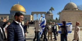 مستوطنون يرفعون العلم الإسرائيلي ويؤدون السجود الملحمي في "الأقصى"