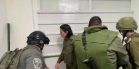 بالفيديو: الاحتلال يغلق منزل الشهيد خيري علقم