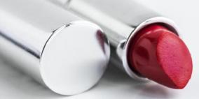 ما هي أضرار أحمر الشفاه الصحية والجسدية؟