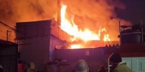 بالفيديو: حريق هائل بمصنع قرب منطقة سكنية في كفر قرع