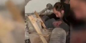 بأدوات بسيطة.. فيديو لإنقاذ طفلين من تحت الأنقاض في تركيا