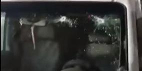 شاهد: الاحتلال يصيب شابا عقب إطلاق النار على مركبته في شعفاط