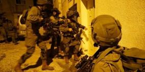 قوات الاحتلال تقتحم نابلس وتحاصر منزلاً
