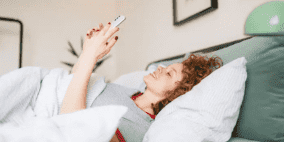 ما تأثير استخدام الهواتف الذكية بعد الاستيقاظ مباشرة؟