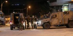 بالفيديو: الاحتلال يعتقل شقيقين من قرية يتما جنوب نابلس