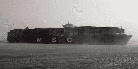 جنوح سفينة حاويات بقناة السويس ونجاح جهود تعويمها